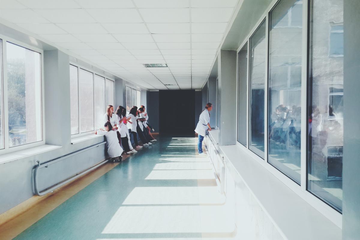 Qui est concerné par la Charte des droits de la personne hospitalisée ?